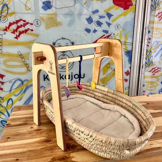 Wooden babygym with palm Moses basket